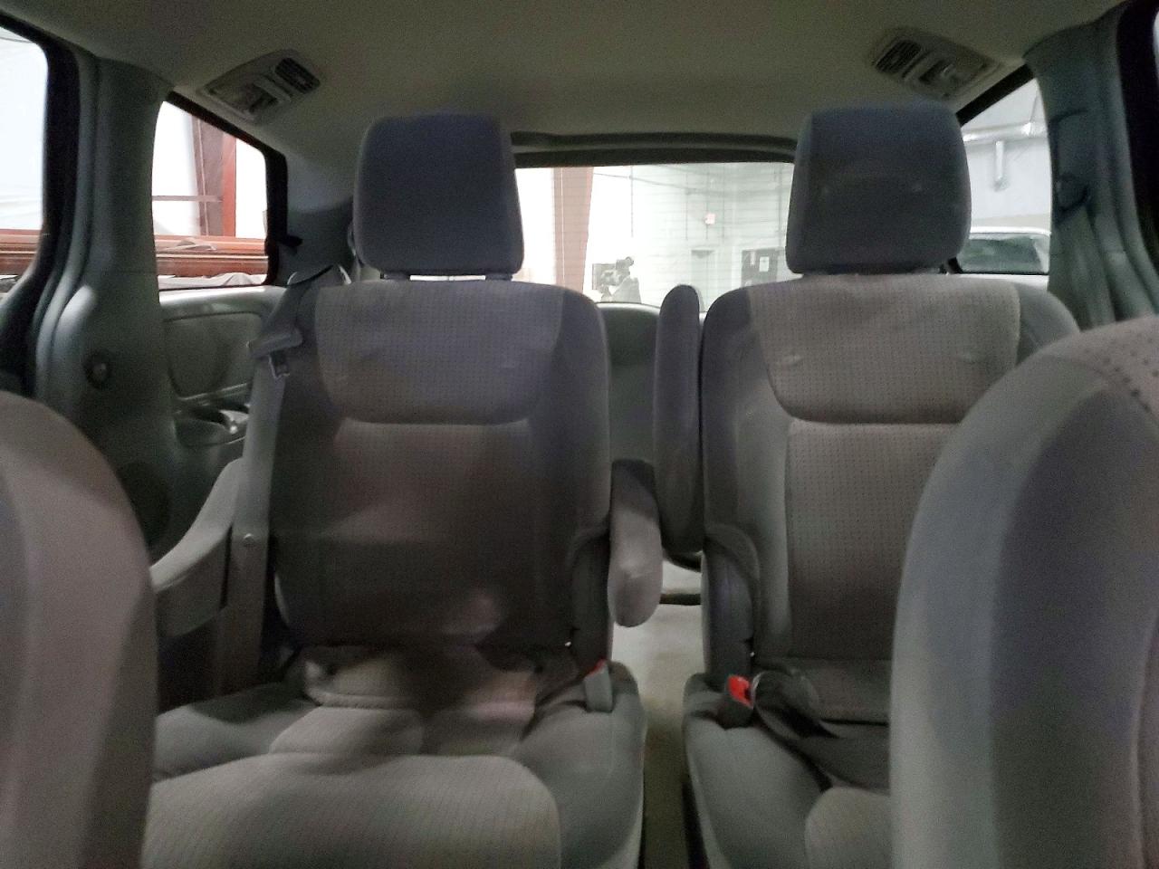 2010 Toyota Sienna Le 7-passenger Silver vin: 5TDKK4CC8AS316857