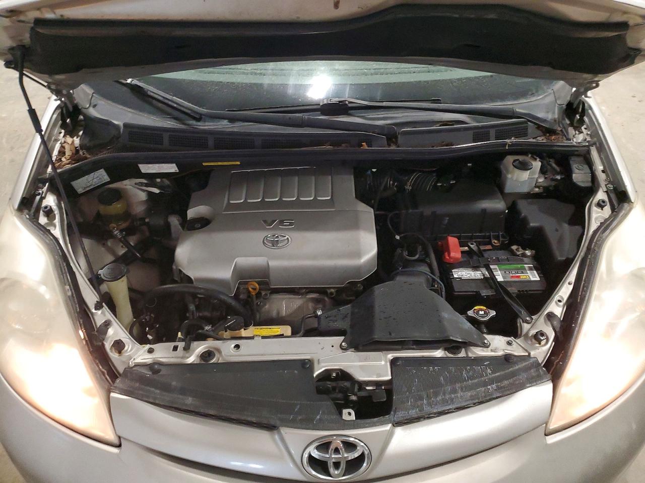 2010 Toyota Sienna Le 7-passenger Silver vin: 5TDKK4CC8AS316857
