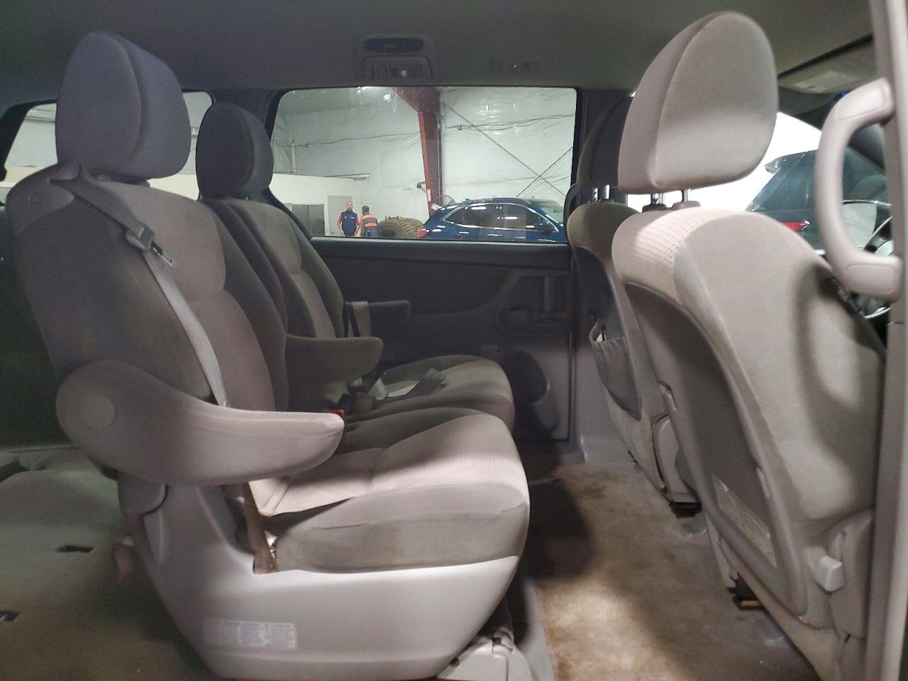 2010 Toyota Sienna Le 7-passenger Silver vin: 5TDKK4CC8AS316857