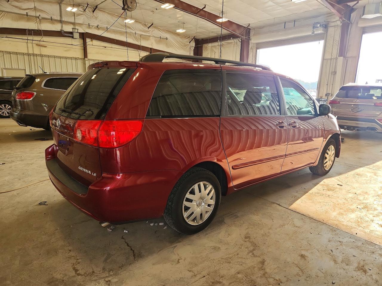 2010 Toyota Sienna Le 7-passenger Red vin: 5TDKK4CC8AS319841
