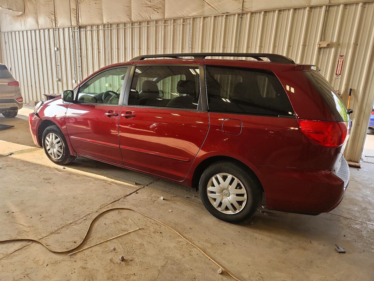 2010 Toyota Sienna Le 7-passenger Red vin: 5TDKK4CC8AS319841