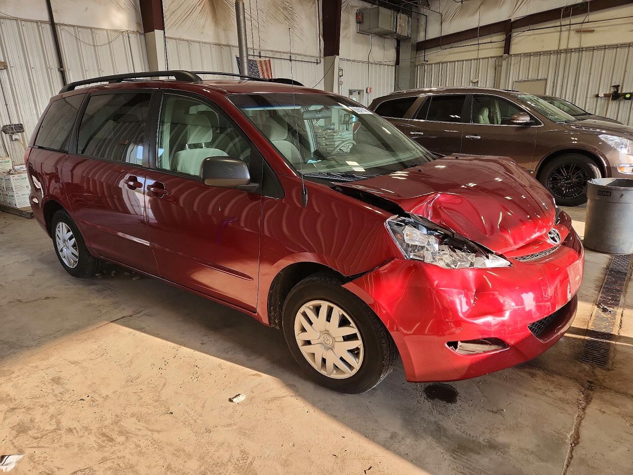 2010 Toyota Sienna Le 7-passenger Red vin: 5TDKK4CC8AS319841