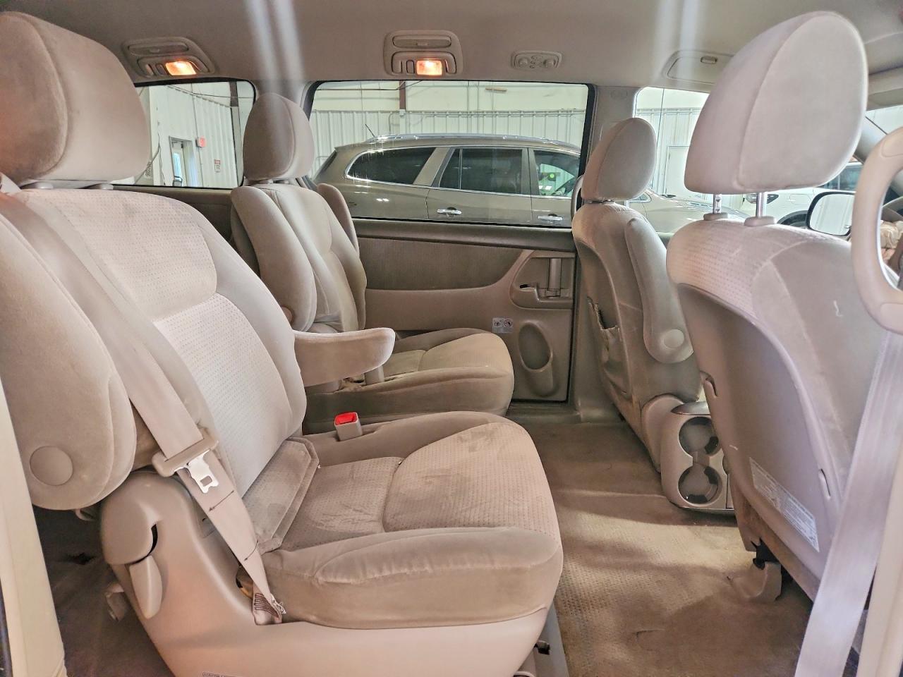 2010 Toyota Sienna Le 7-passenger Red vin: 5TDKK4CC8AS319841
