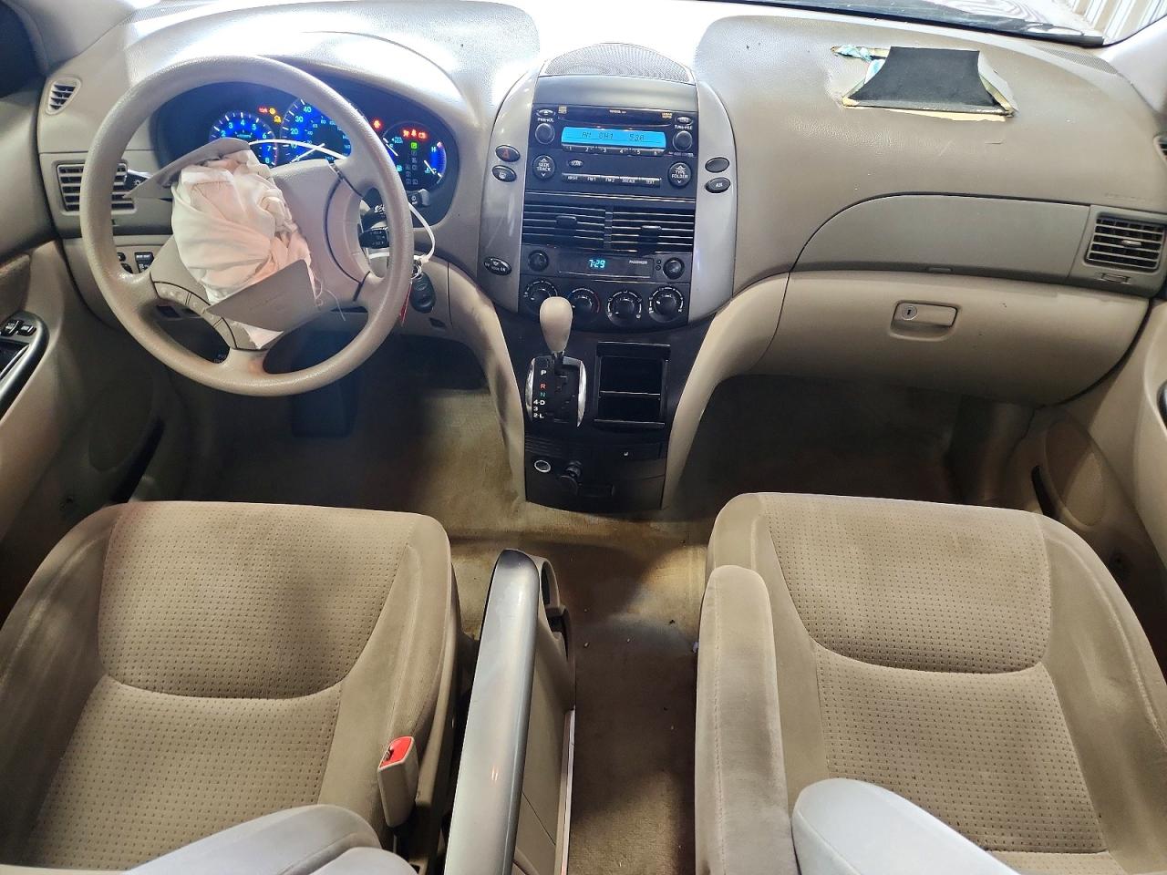 2010 Toyota Sienna Le 7-passenger Red vin: 5TDKK4CC8AS319841