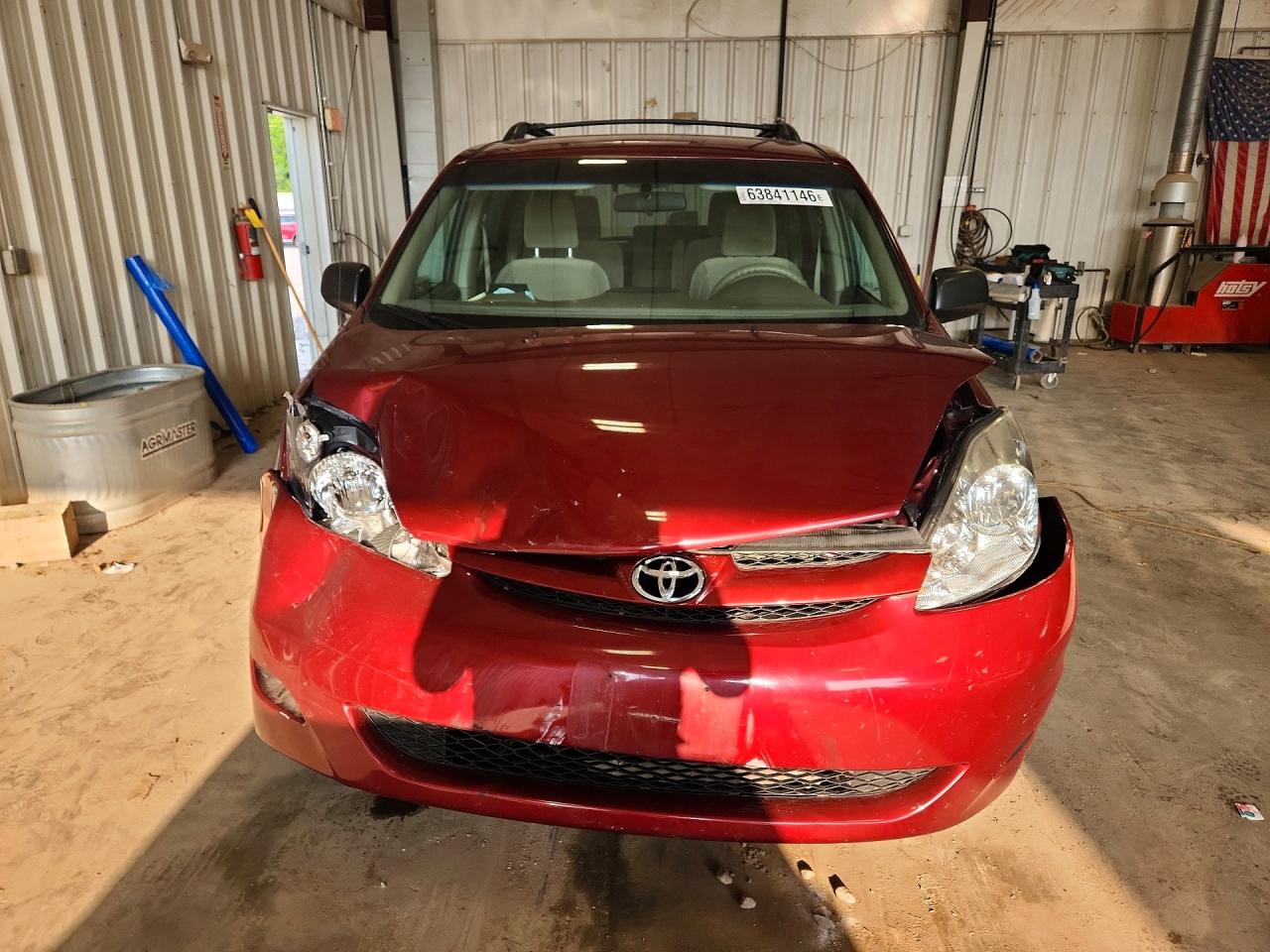 2010 Toyota Sienna Le 7-passenger Red vin: 5TDKK4CC8AS319841
