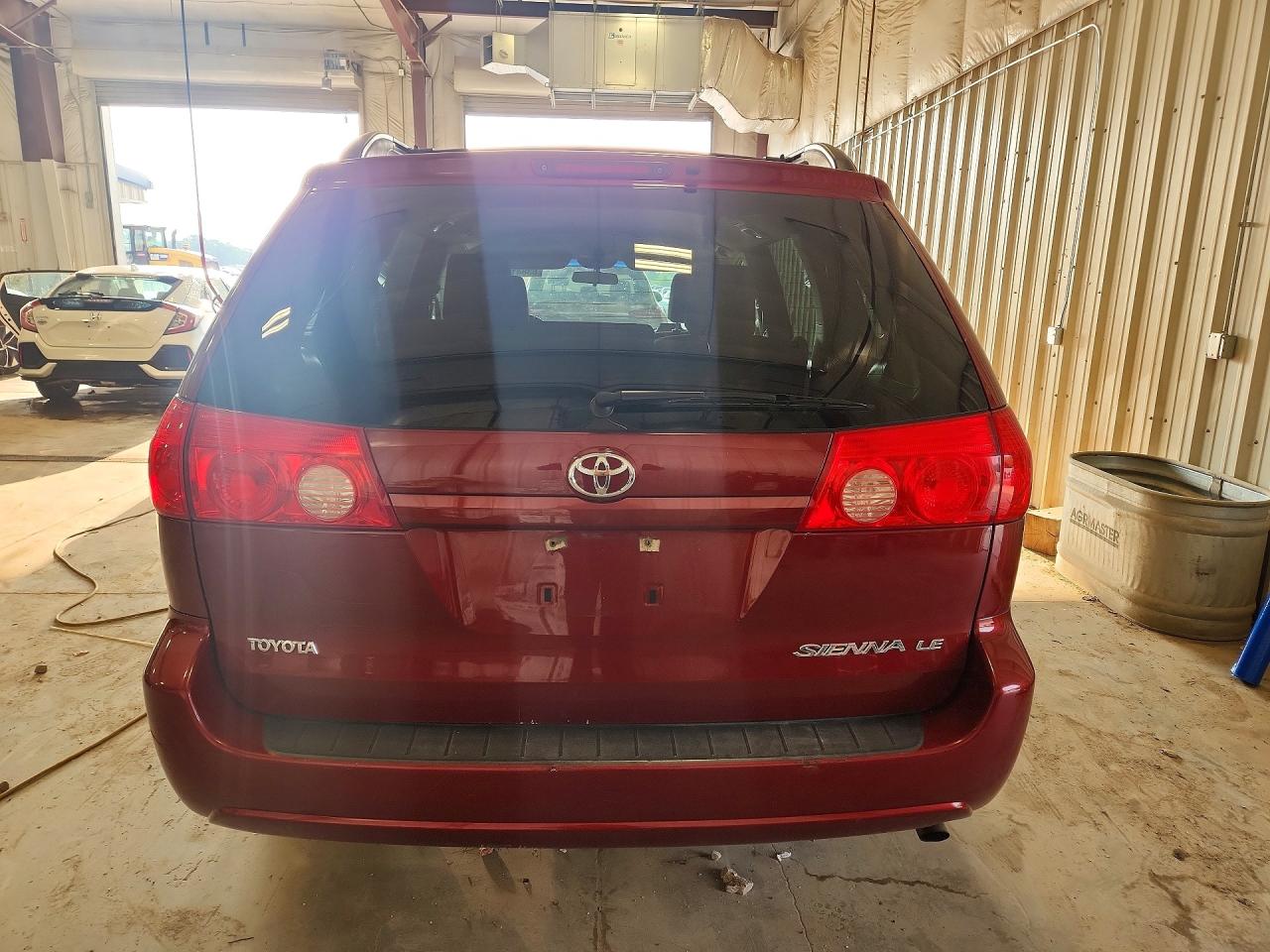 2010 Toyota Sienna Le 7-passenger Red vin: 5TDKK4CC8AS319841