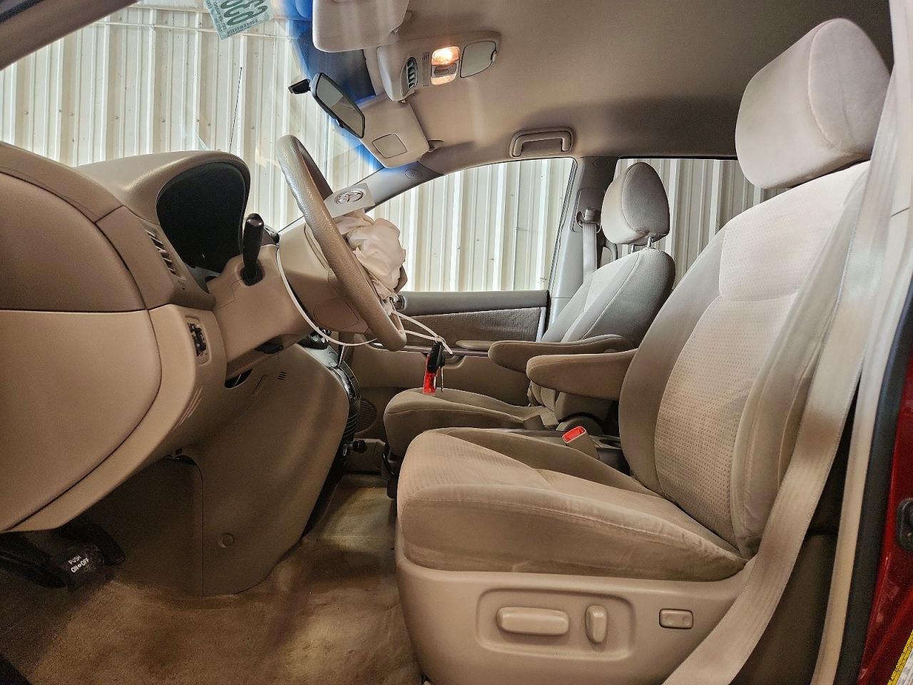 2010 Toyota Sienna Le 7-passenger Red vin: 5TDKK4CC8AS319841