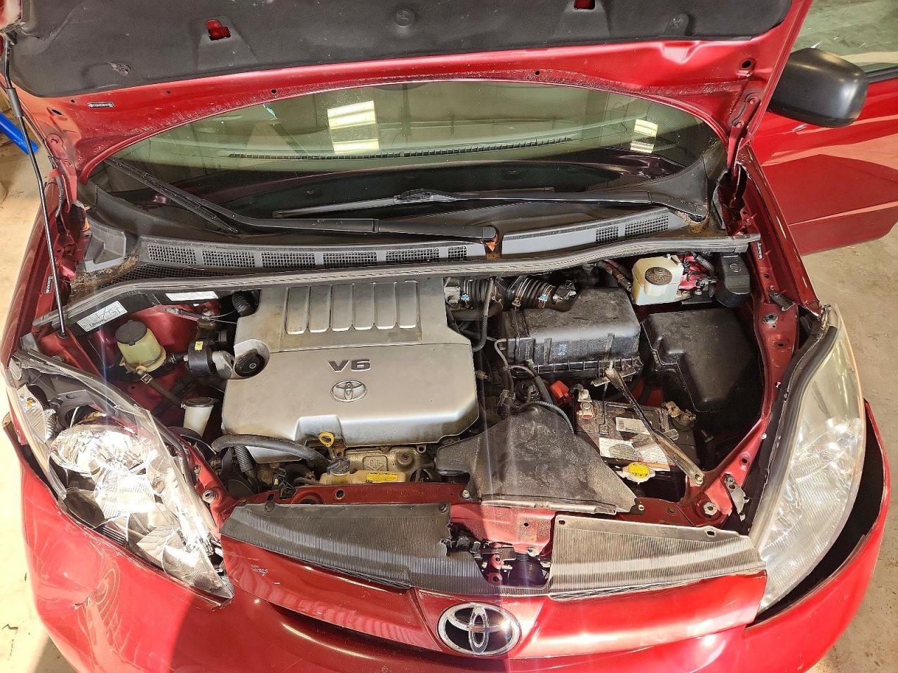 2010 Toyota Sienna Le 7-passenger Red vin: 5TDKK4CC8AS319841