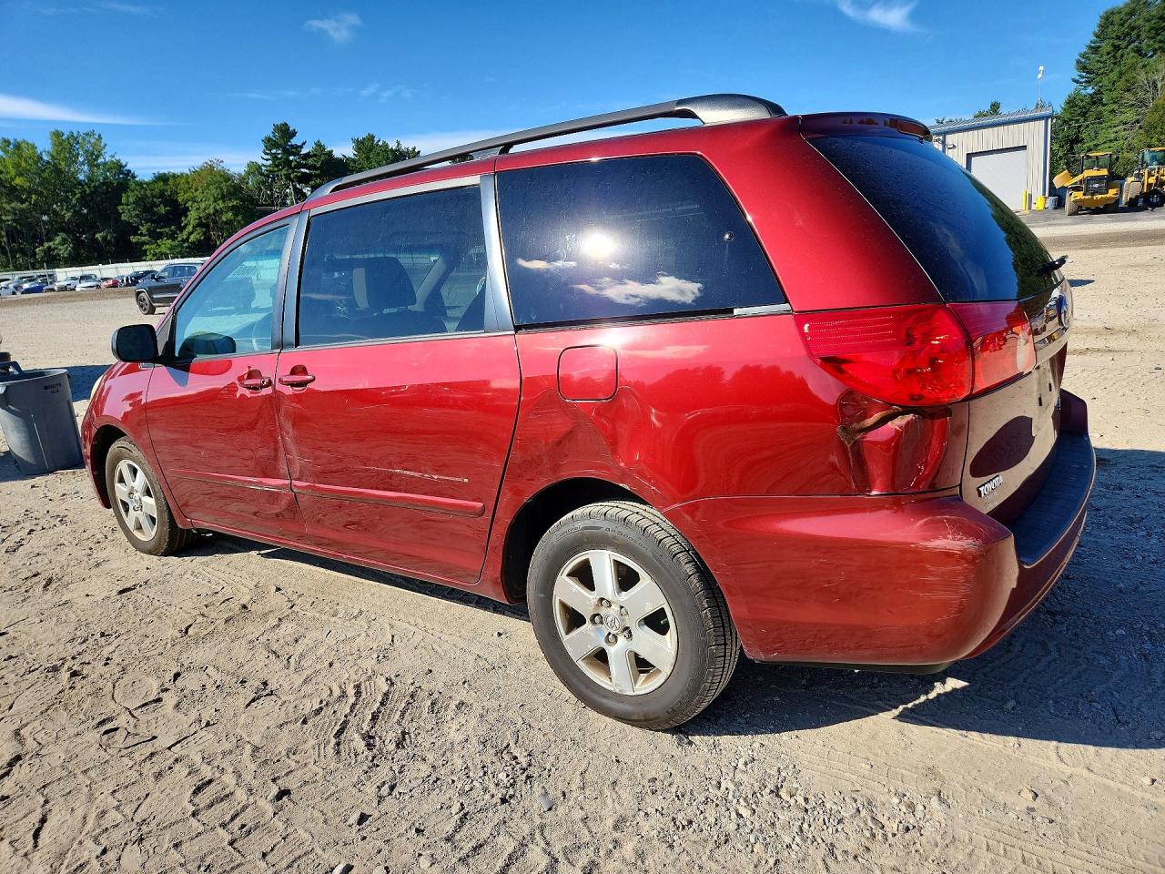 2010 Toyota Sienna Le 7-passenger Red vin: 5TDKK4CC8AS328507