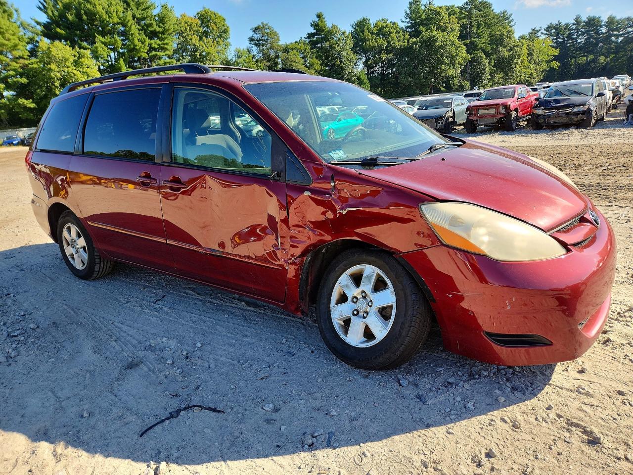 2010 Toyota Sienna Le 7-passenger Red vin: 5TDKK4CC8AS328507