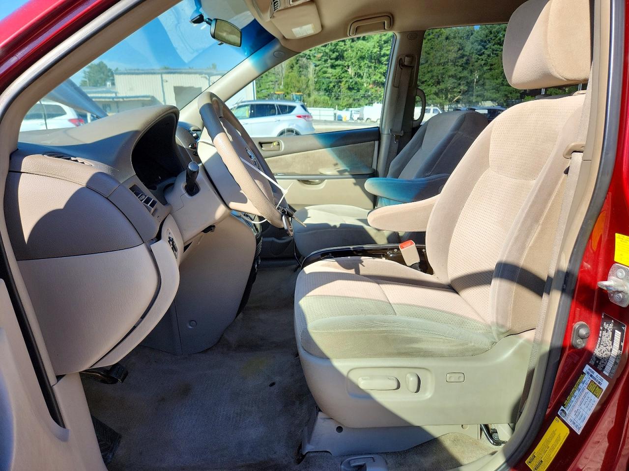 2010 Toyota Sienna Le 7-passenger Red vin: 5TDKK4CC8AS328507