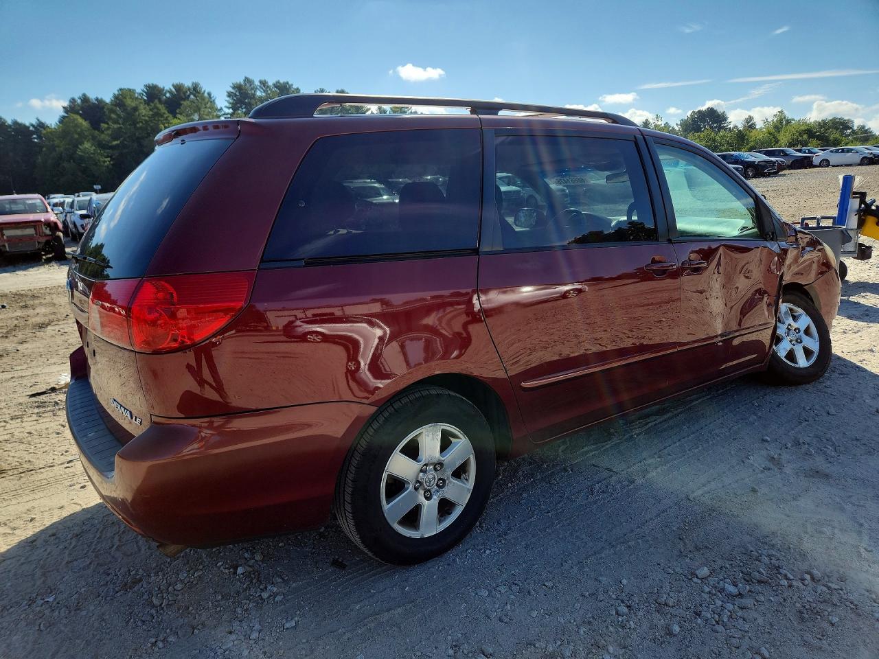 2010 Toyota Sienna Le 7-passenger Red vin: 5TDKK4CC8AS328507