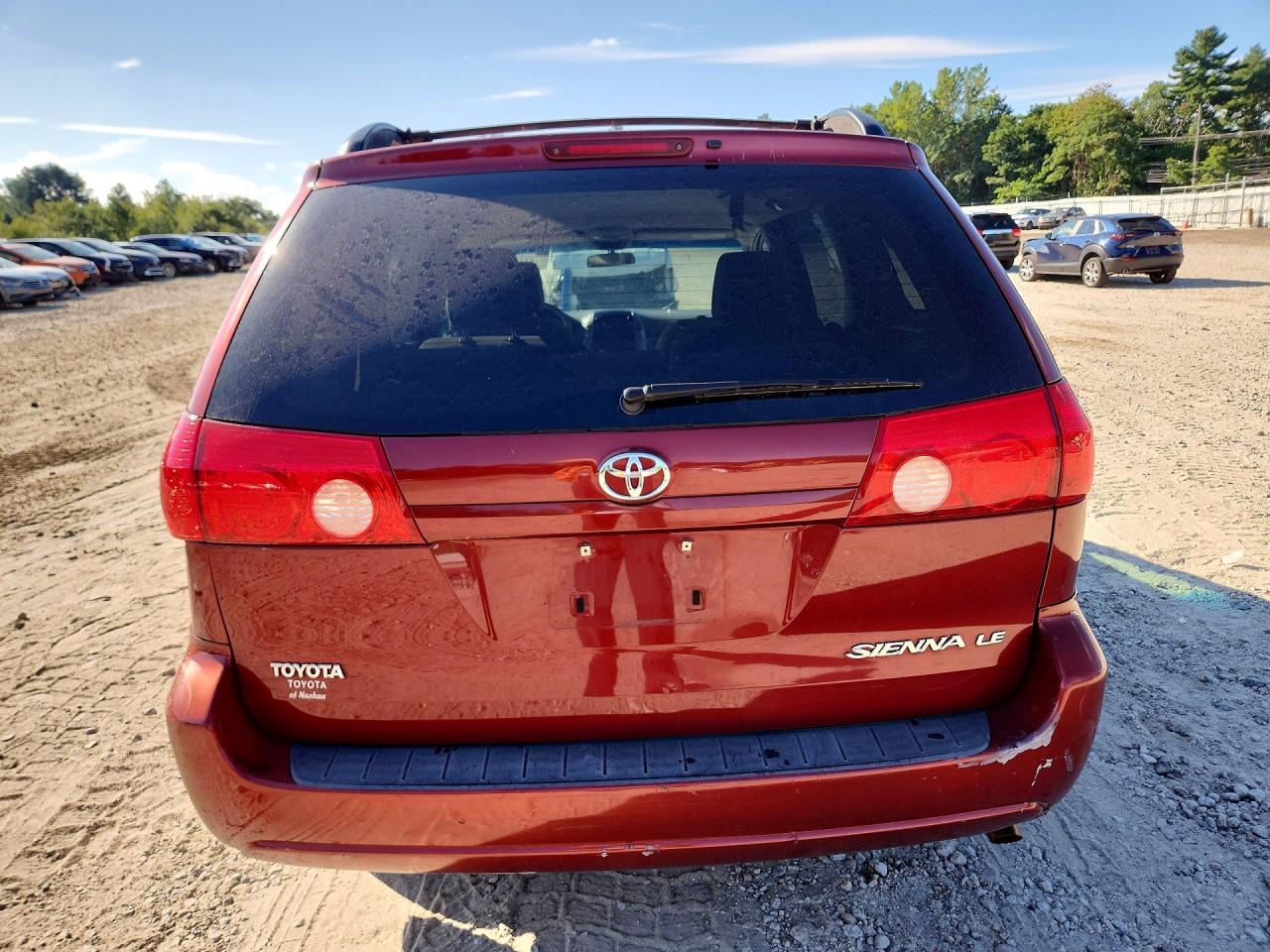 2010 Toyota Sienna Le 7-passenger Red vin: 5TDKK4CC8AS328507