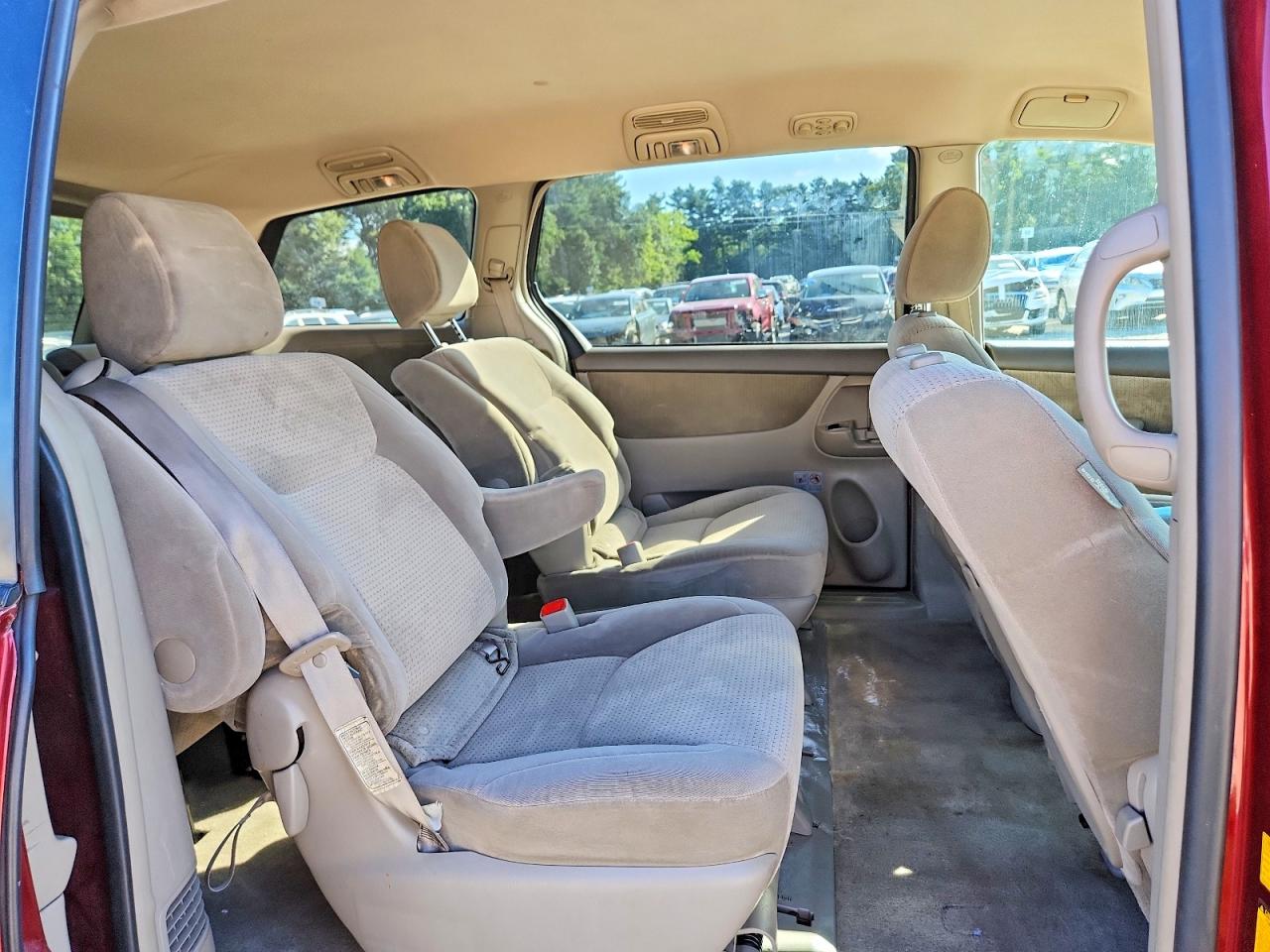 2010 Toyota Sienna Le 7-passenger Red vin: 5TDKK4CC8AS328507