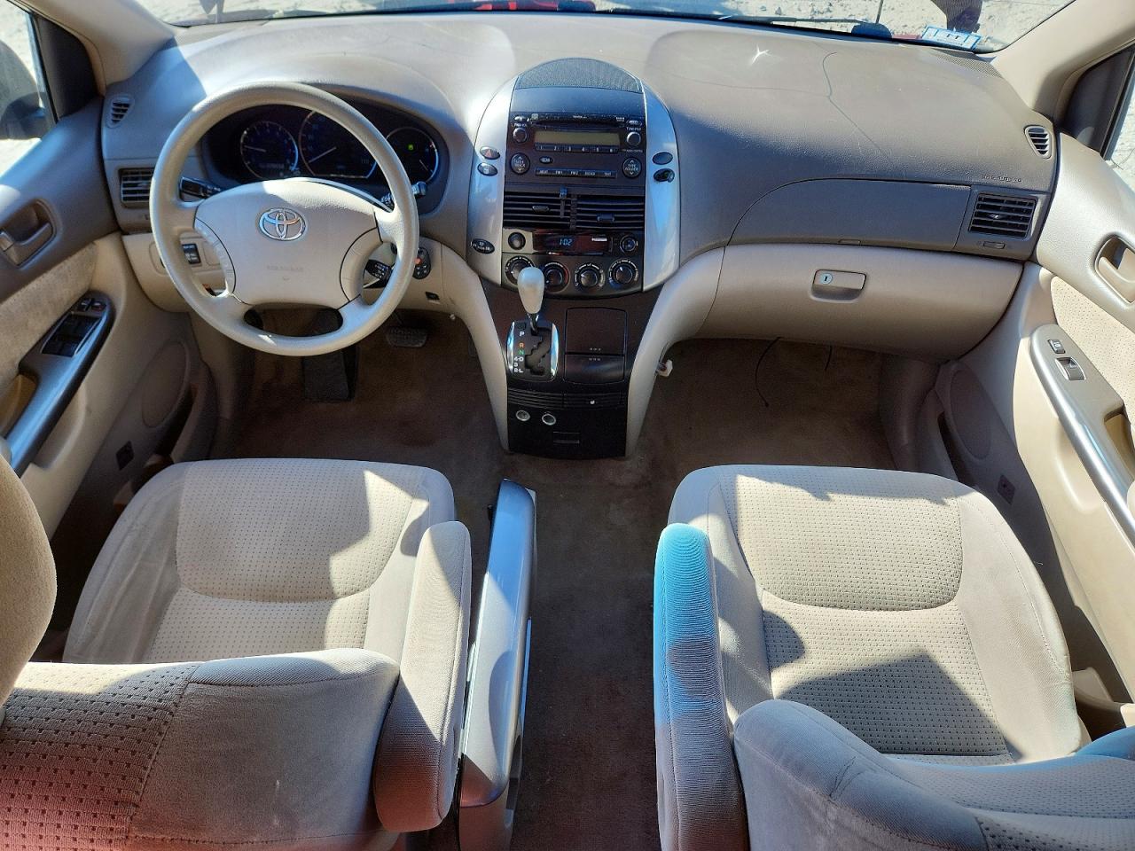 2010 Toyota Sienna Le 7-passenger Red vin: 5TDKK4CC8AS328507
