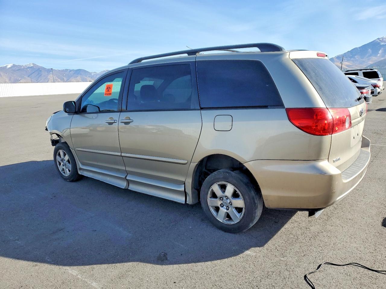 2010 Toyota Sienna Le 8 Passenger Beige vin: 5TDKK4CC8AS337076