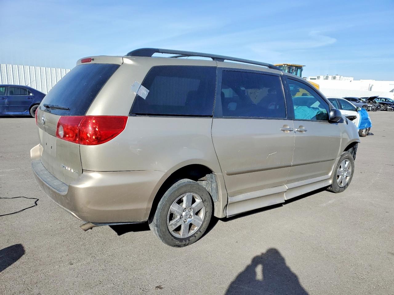 2010 Toyota Sienna Le 8 Passenger Beige vin: 5TDKK4CC8AS337076