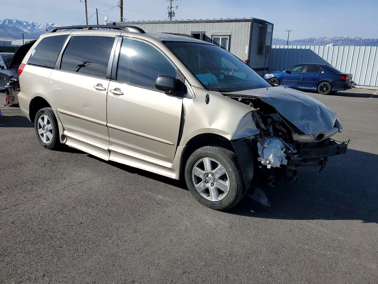 2010 Toyota Sienna Le 8 Passenger Beige vin: 5TDKK4CC8AS337076