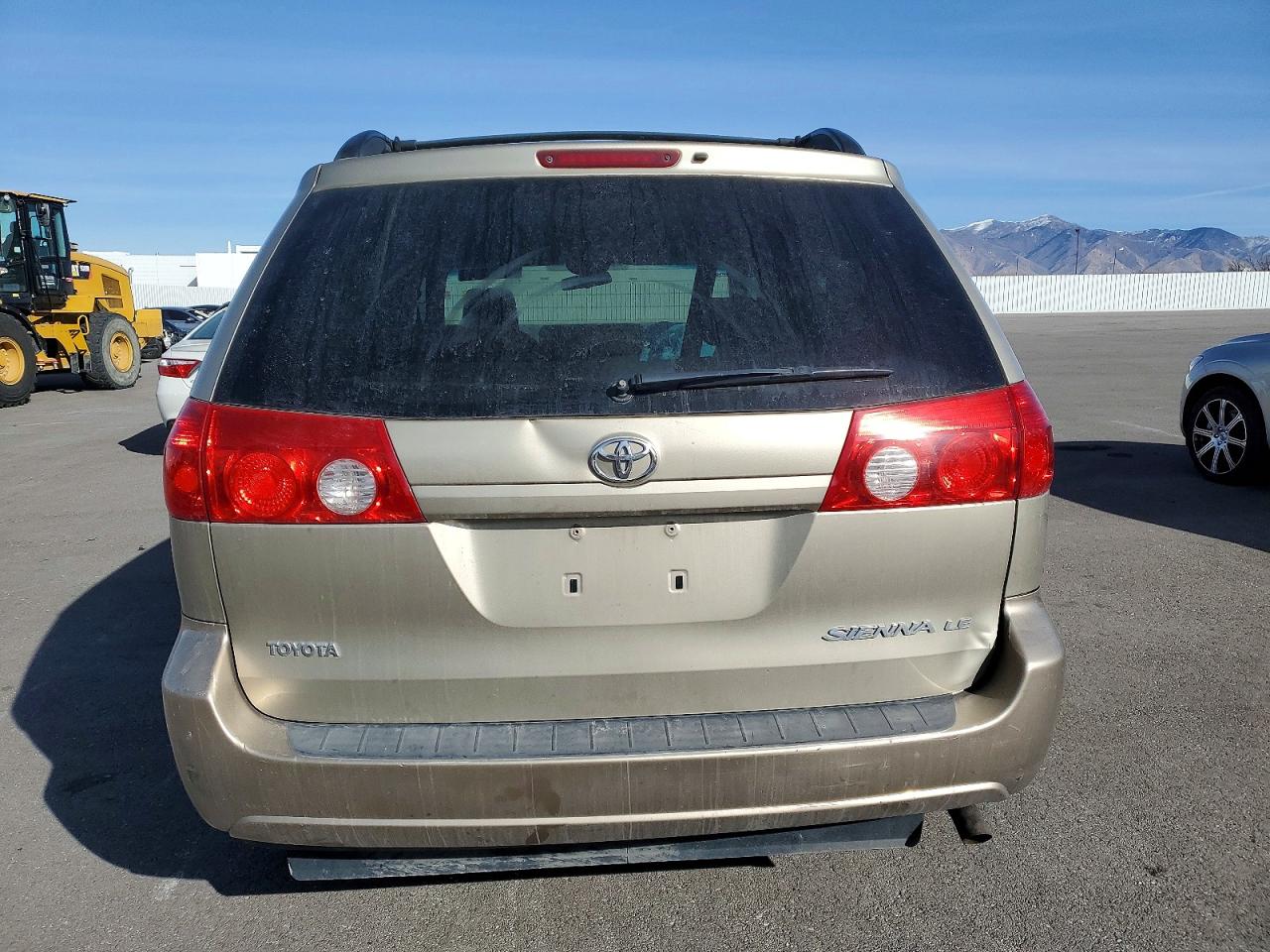 2010 Toyota Sienna Le 8 Passenger Beige vin: 5TDKK4CC8AS337076