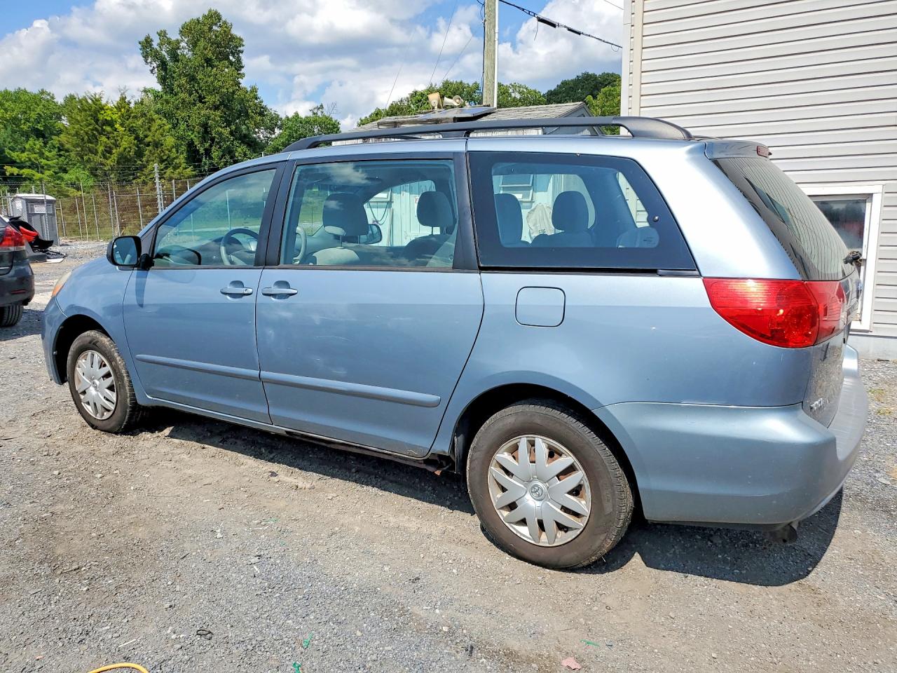 2010 Toyota Sienna Ce 7-passenger Blue vin: 5TDKK4CC9AS294674