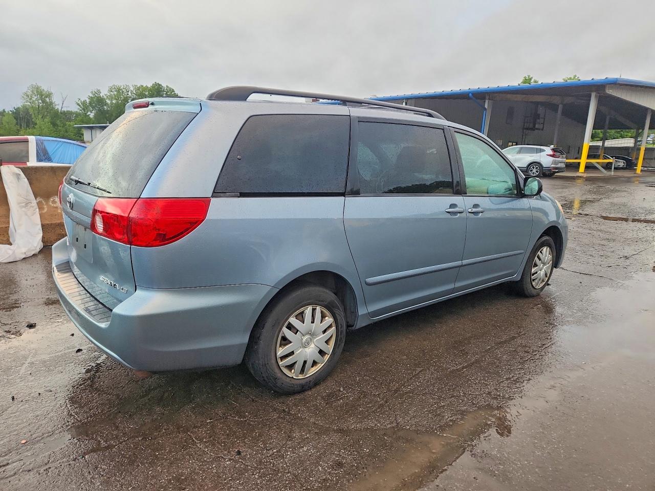 2010 Toyota Sienna Le 7-passenger Blue vin: 5TDKK4CC9AS295775