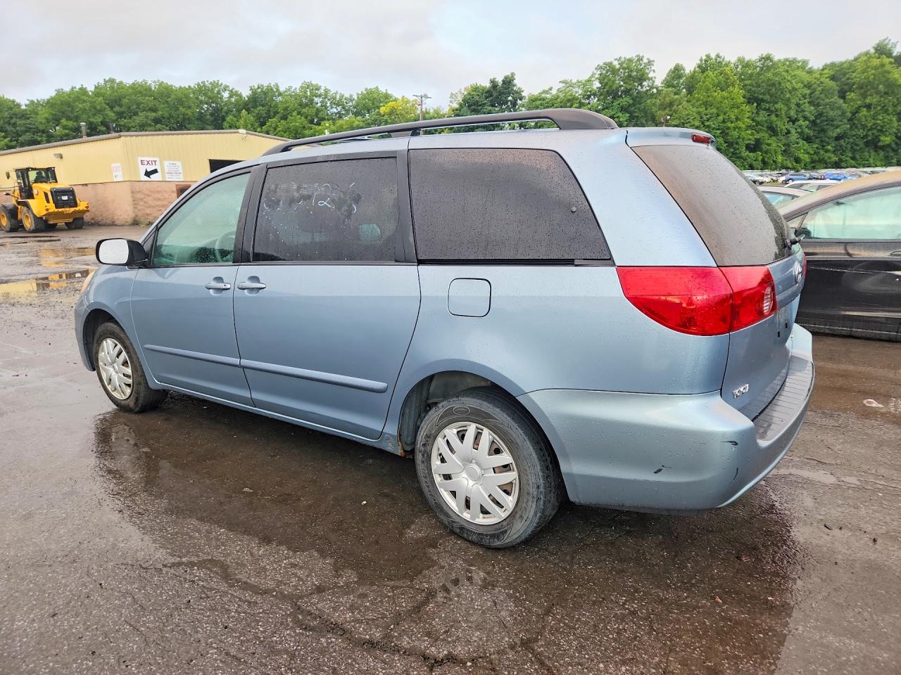 2010 Toyota Sienna Le 7-passenger Blue vin: 5TDKK4CC9AS295775