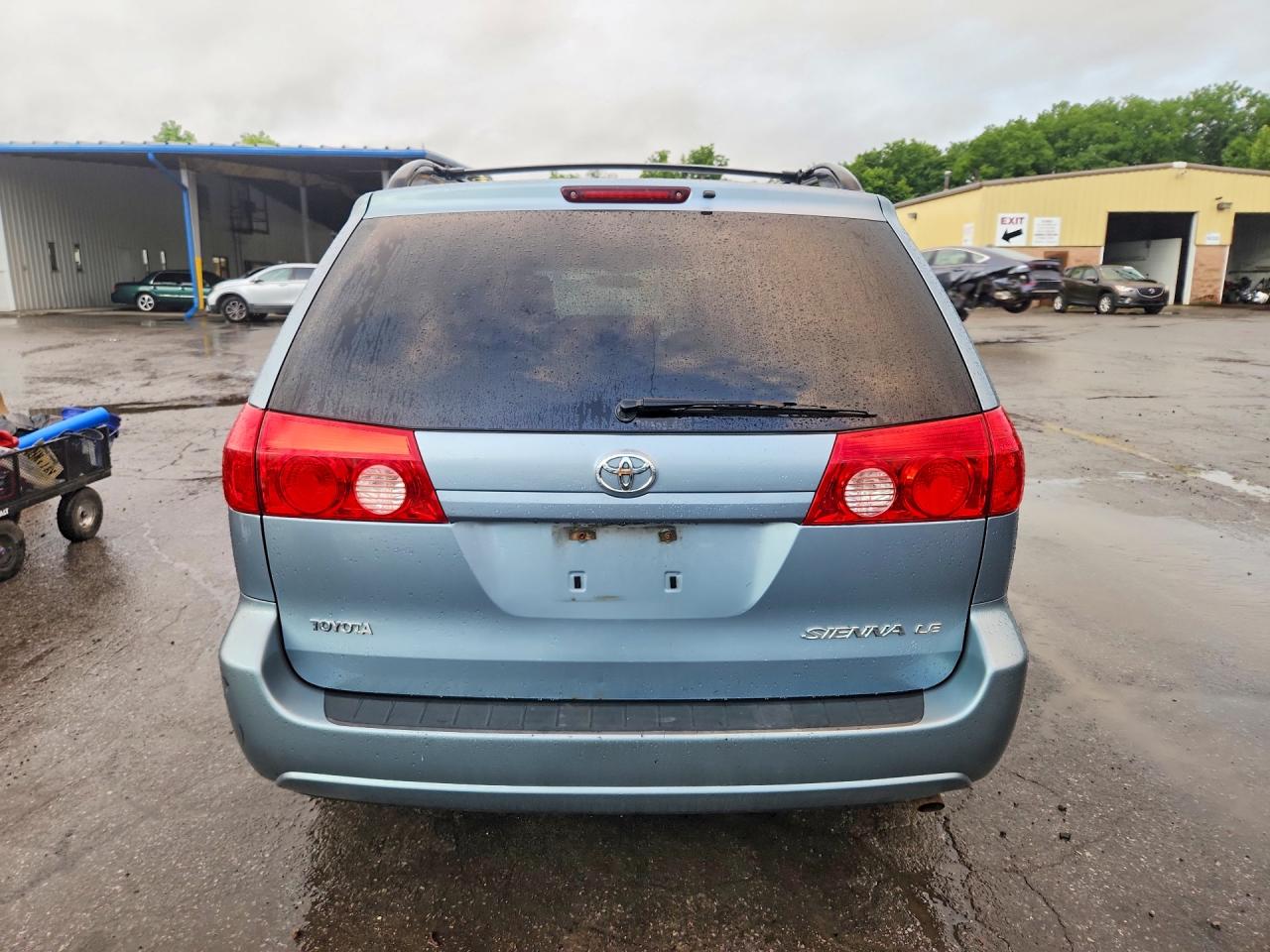 2010 Toyota Sienna Le 7-passenger Blue vin: 5TDKK4CC9AS295775