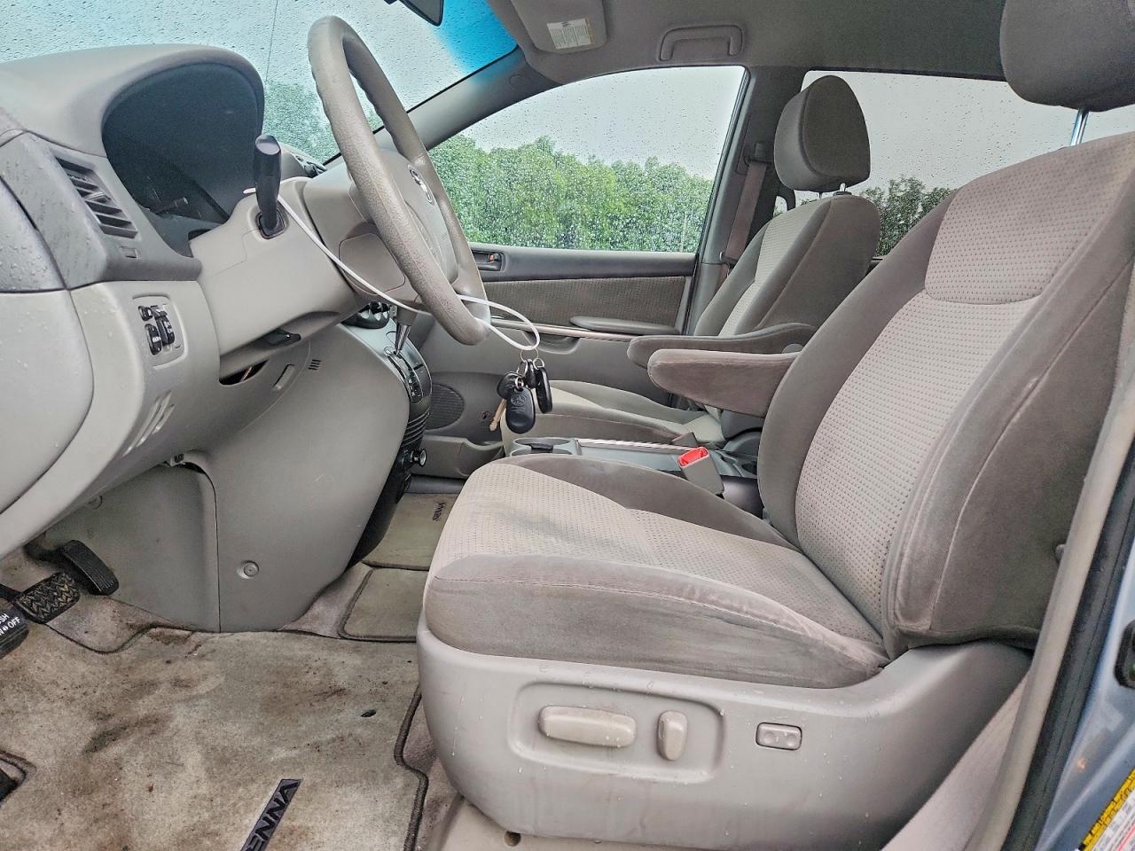 2010 Toyota Sienna Le 7-passenger Blue vin: 5TDKK4CC9AS295775