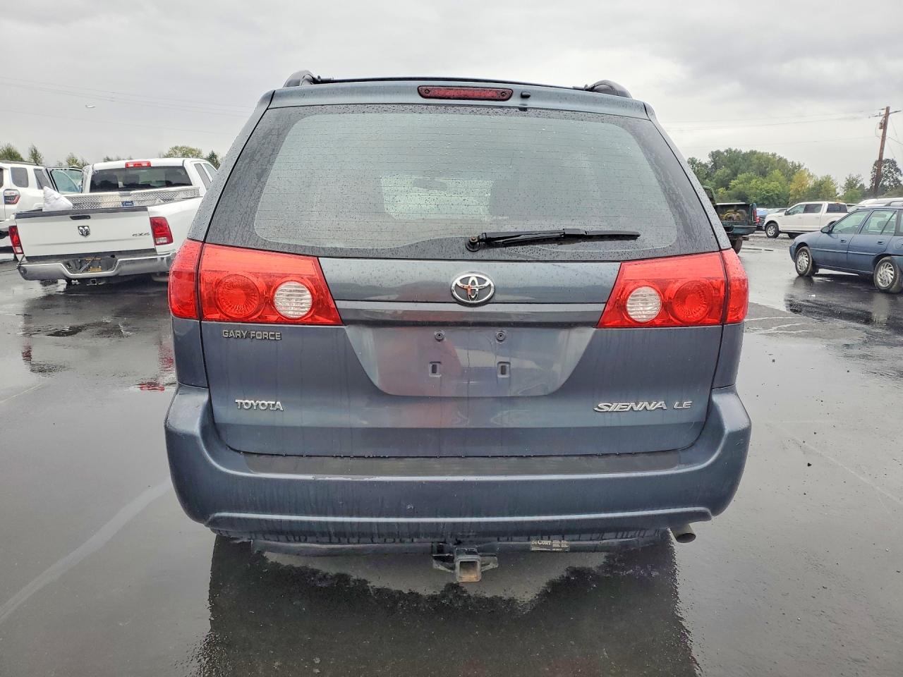 2010 Toyota Sienna Le 7-passenger Blue vin: 5TDKK4CC9AS305950