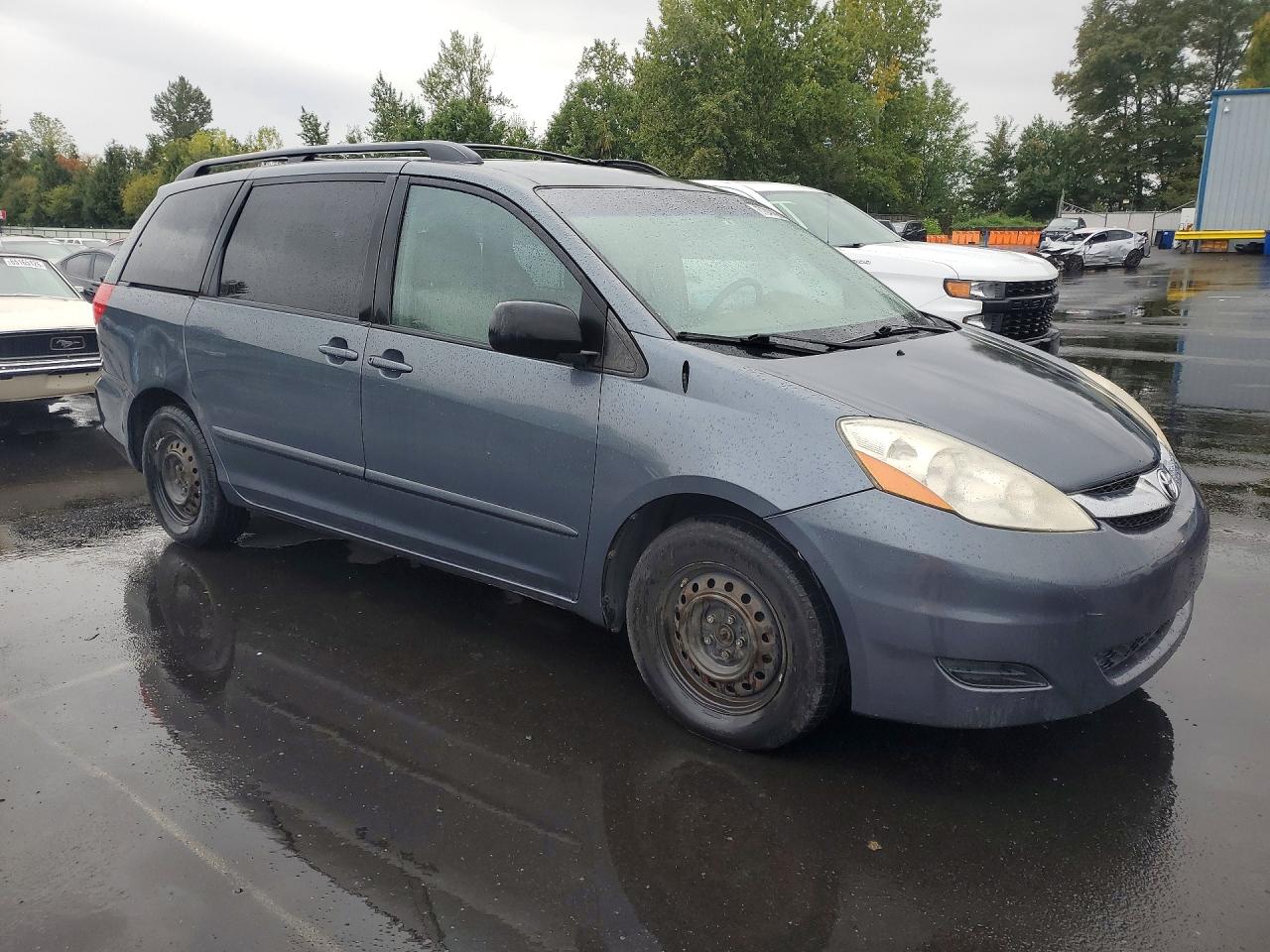 2010 Toyota Sienna Le 7-passenger Blue vin: 5TDKK4CC9AS305950