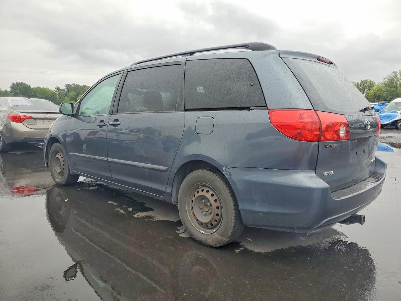 2010 Toyota Sienna Le 7-passenger Blue vin: 5TDKK4CC9AS305950
