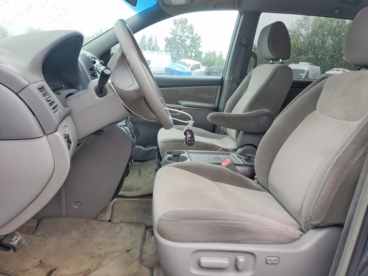 2010 Toyota Sienna Le 7-passenger Blue vin: 5TDKK4CC9AS305950