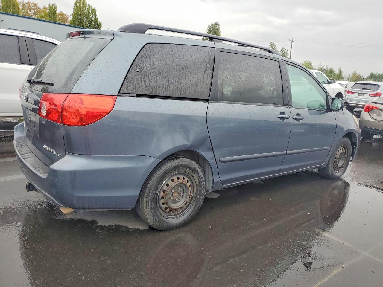 2010 Toyota Sienna Le 7-passenger Blue vin: 5TDKK4CC9AS305950