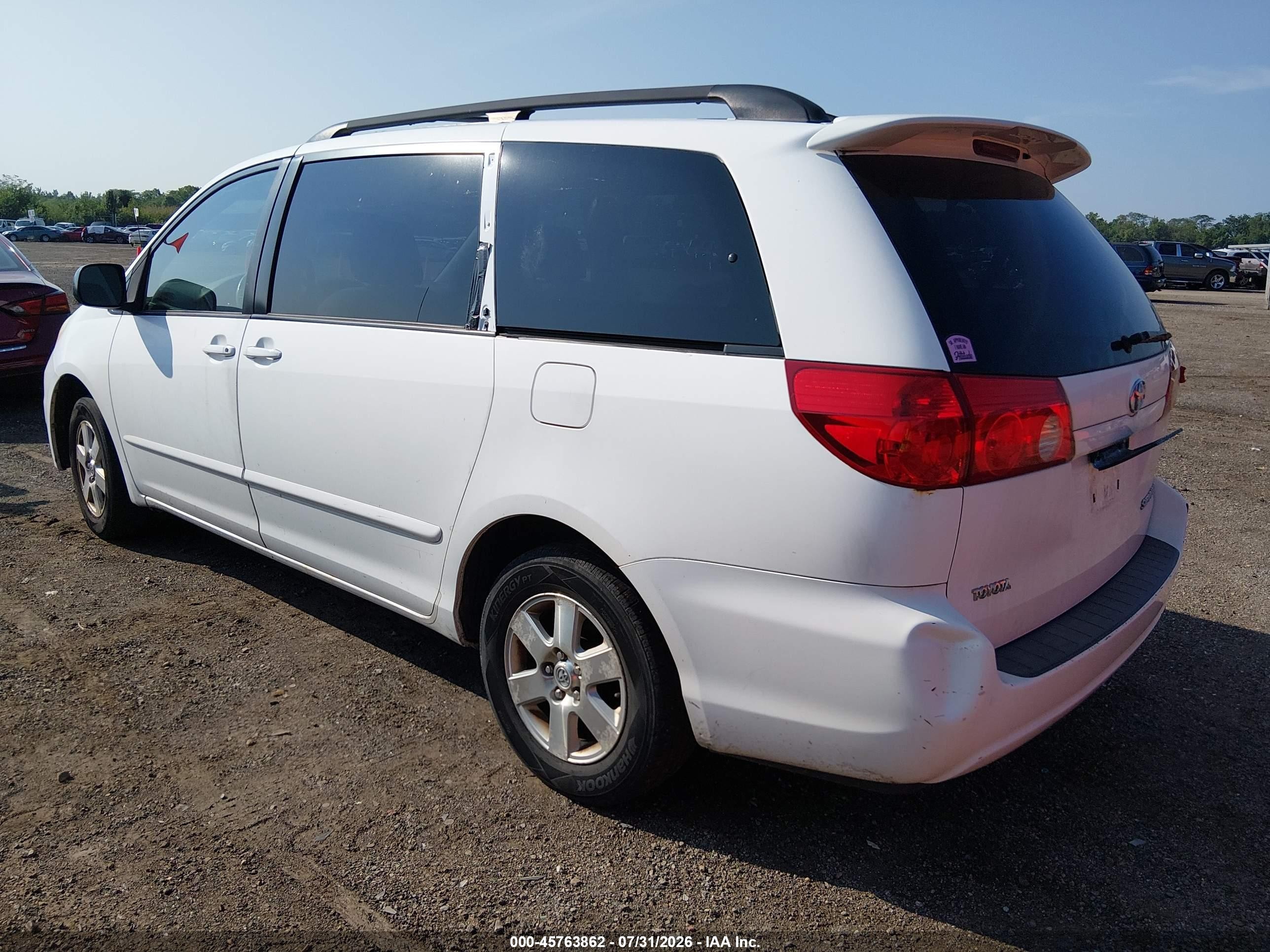 2010 Toyota Sienna Le White vin: 5TDKK4CC9AS308671