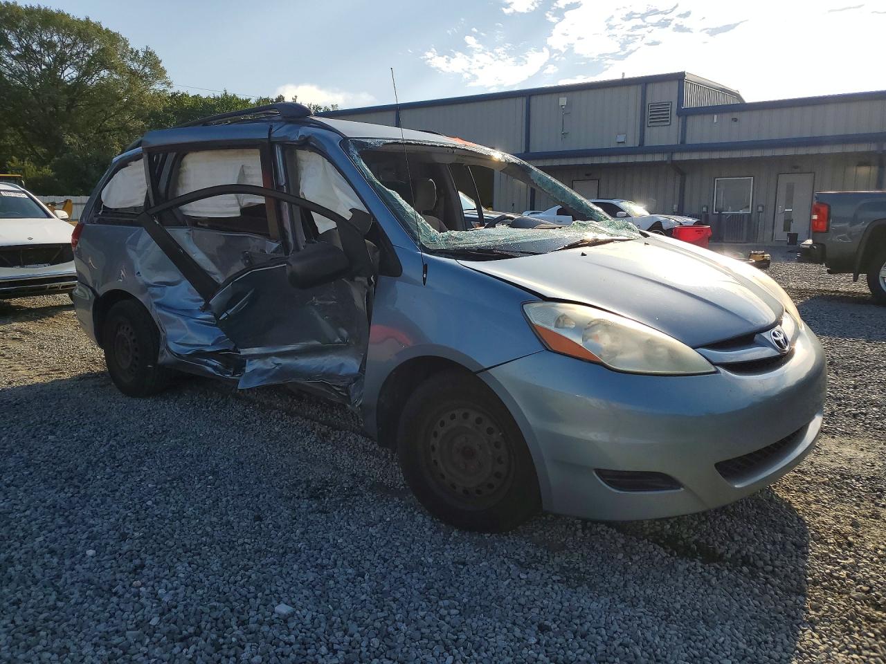 2010 Toyota Sienna Le 7-passenger Blue vin: 5TDKK4CC9AS312302