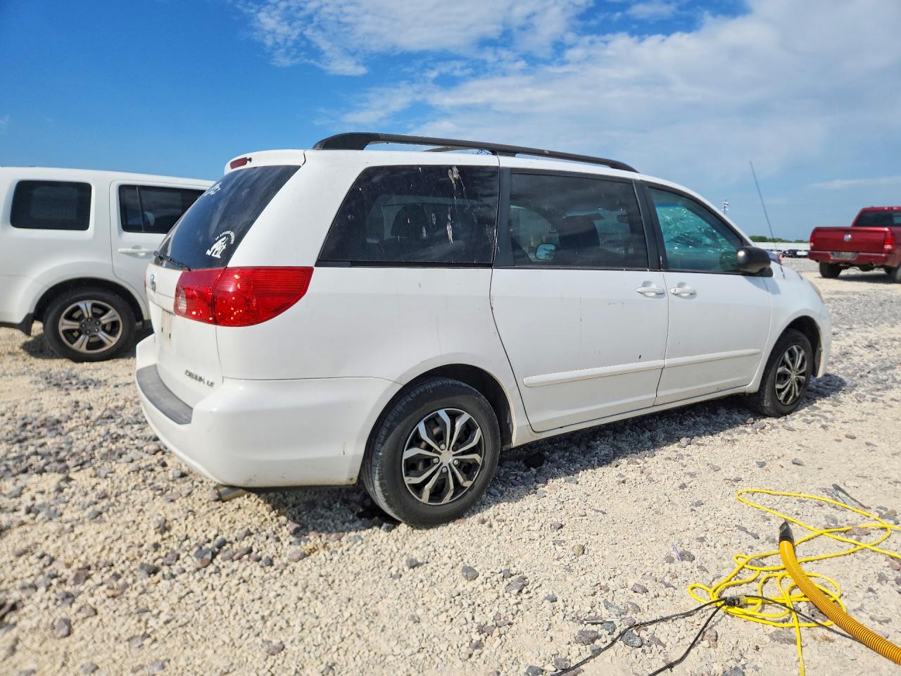 2010 Toyota Sienna Le 7-passenger White vin: 5TDKK4CC9AS320397
