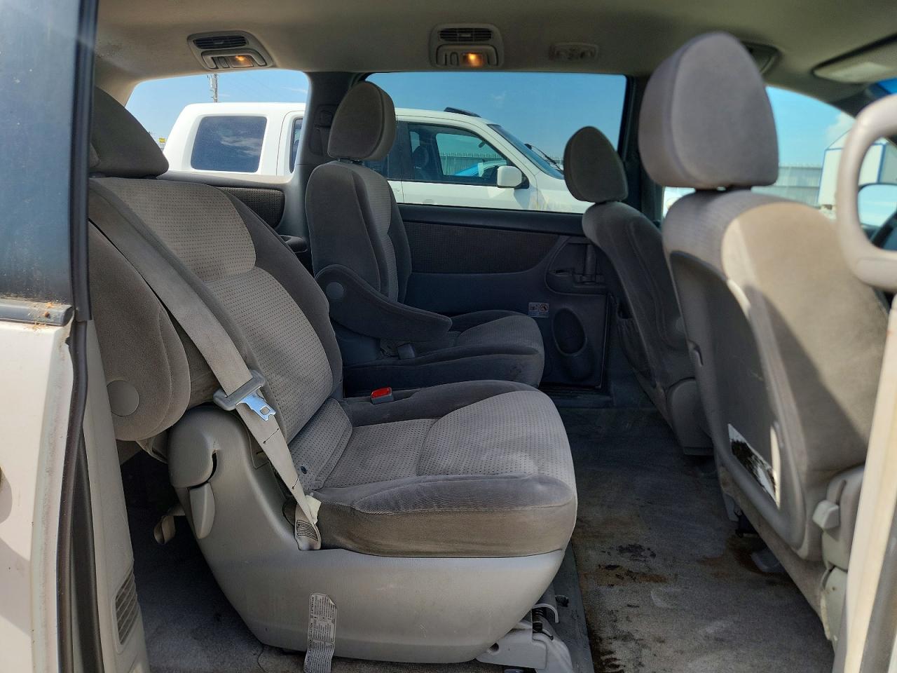 2010 Toyota Sienna Le 7-passenger White vin: 5TDKK4CC9AS320397