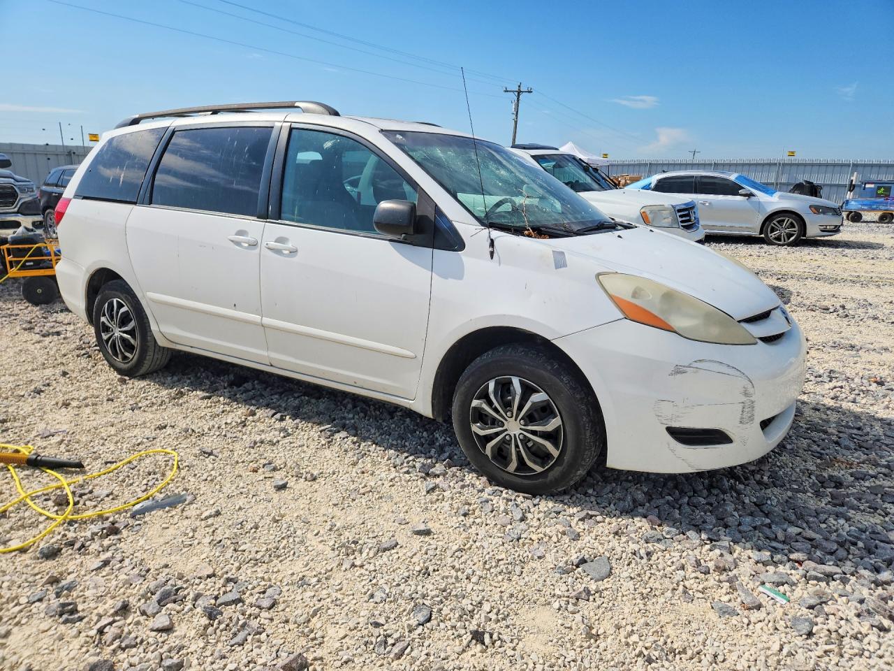 2010 Toyota Sienna Le 7-passenger White vin: 5TDKK4CC9AS320397