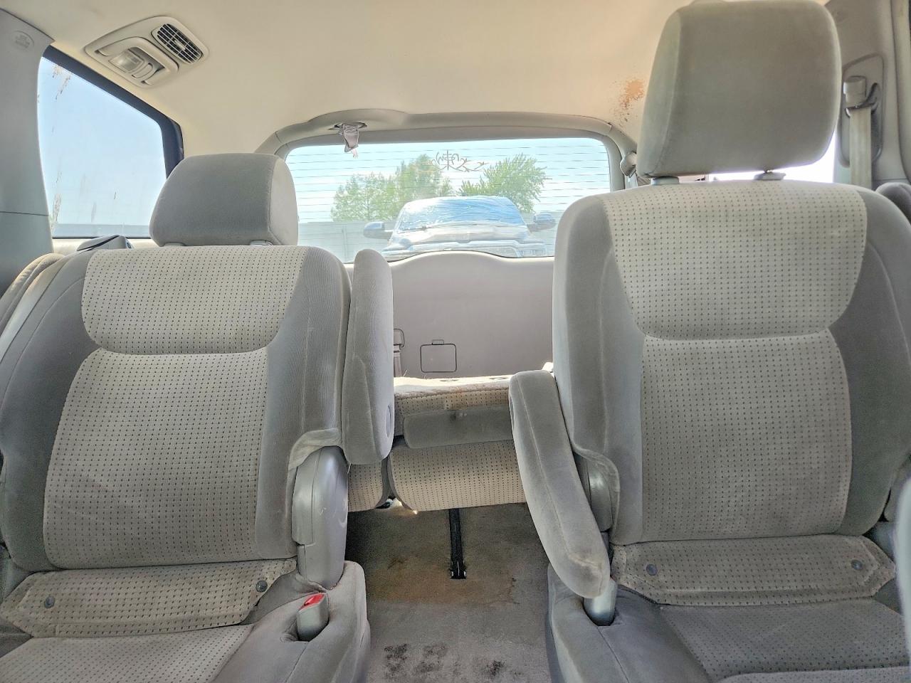 2010 Toyota Sienna Le 7-passenger White vin: 5TDKK4CC9AS320397