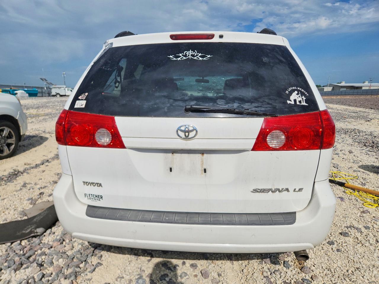 2010 Toyota Sienna Le 7-passenger White vin: 5TDKK4CC9AS320397