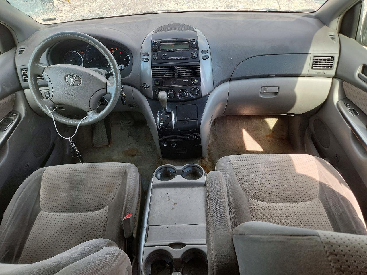 2010 Toyota Sienna Le 7-passenger White vin: 5TDKK4CC9AS320397