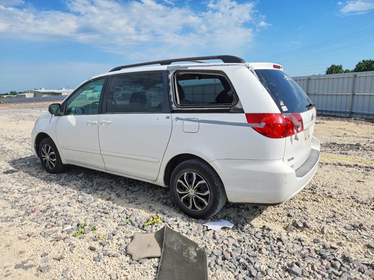 2010 Toyota Sienna Le 7-passenger White vin: 5TDKK4CC9AS320397