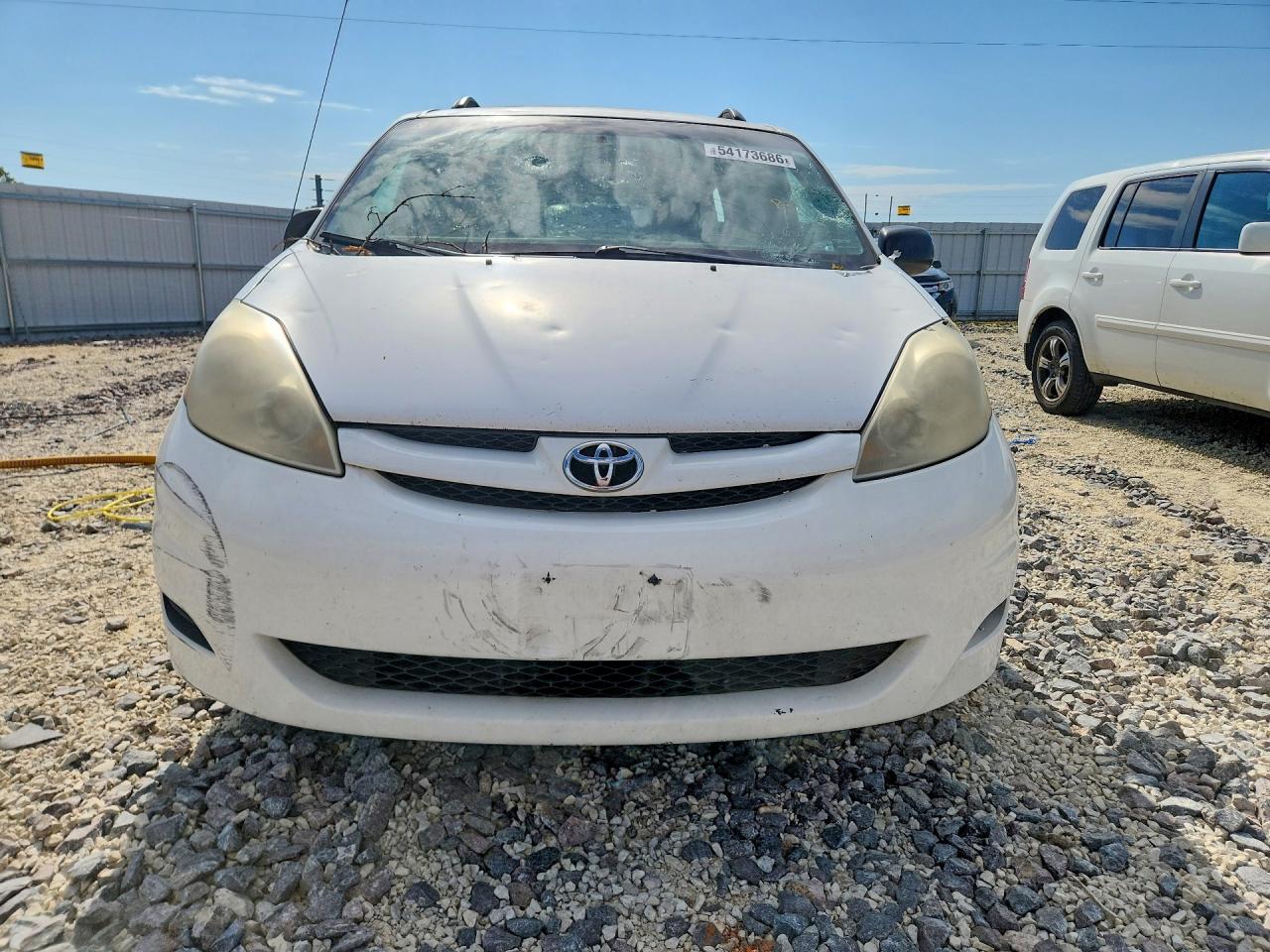 2010 Toyota Sienna Le 7-passenger White vin: 5TDKK4CC9AS320397