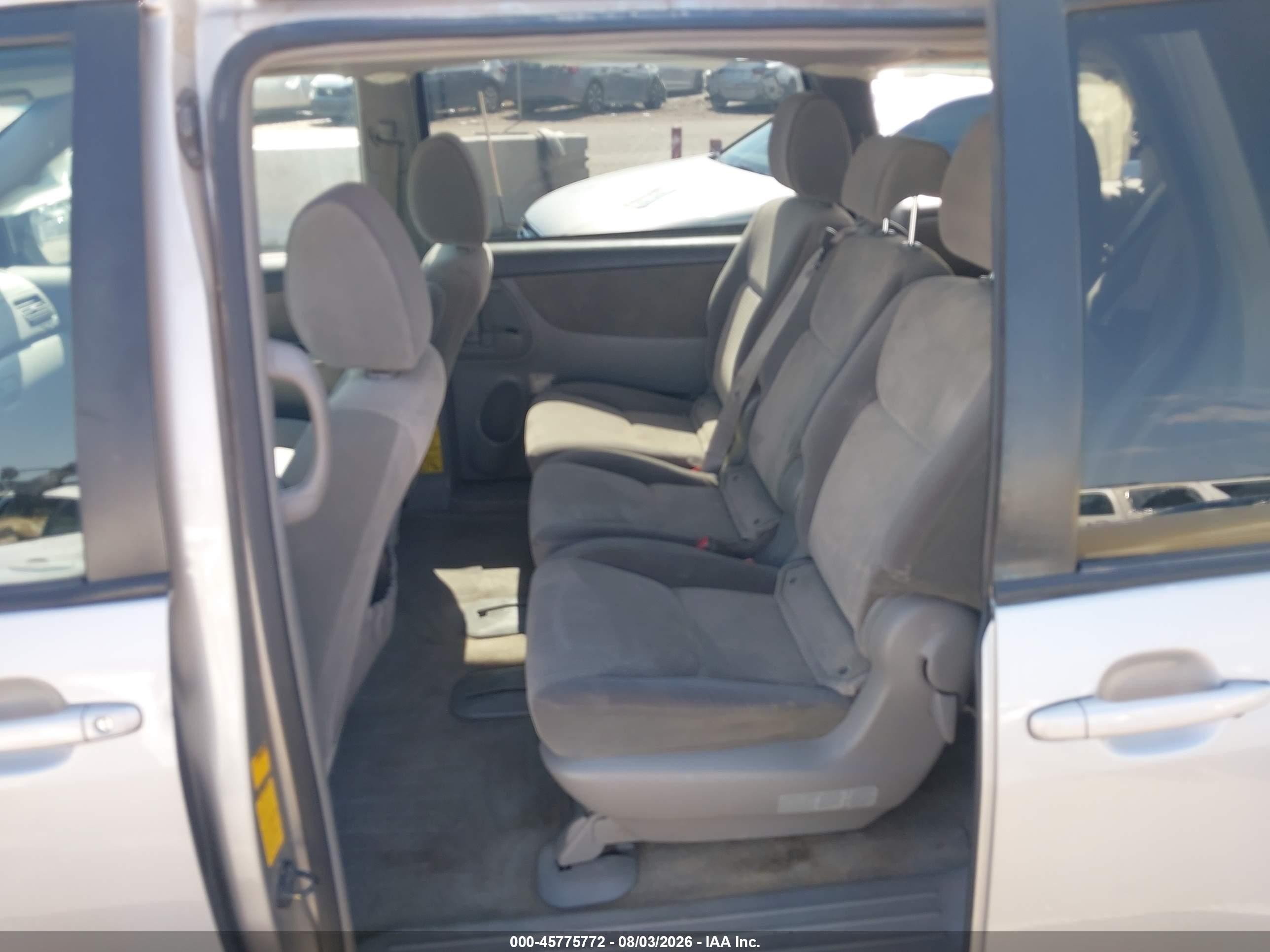 2010 Toyota Sienna Ce/le Silver vin: 5TDKK4CC9AS339256