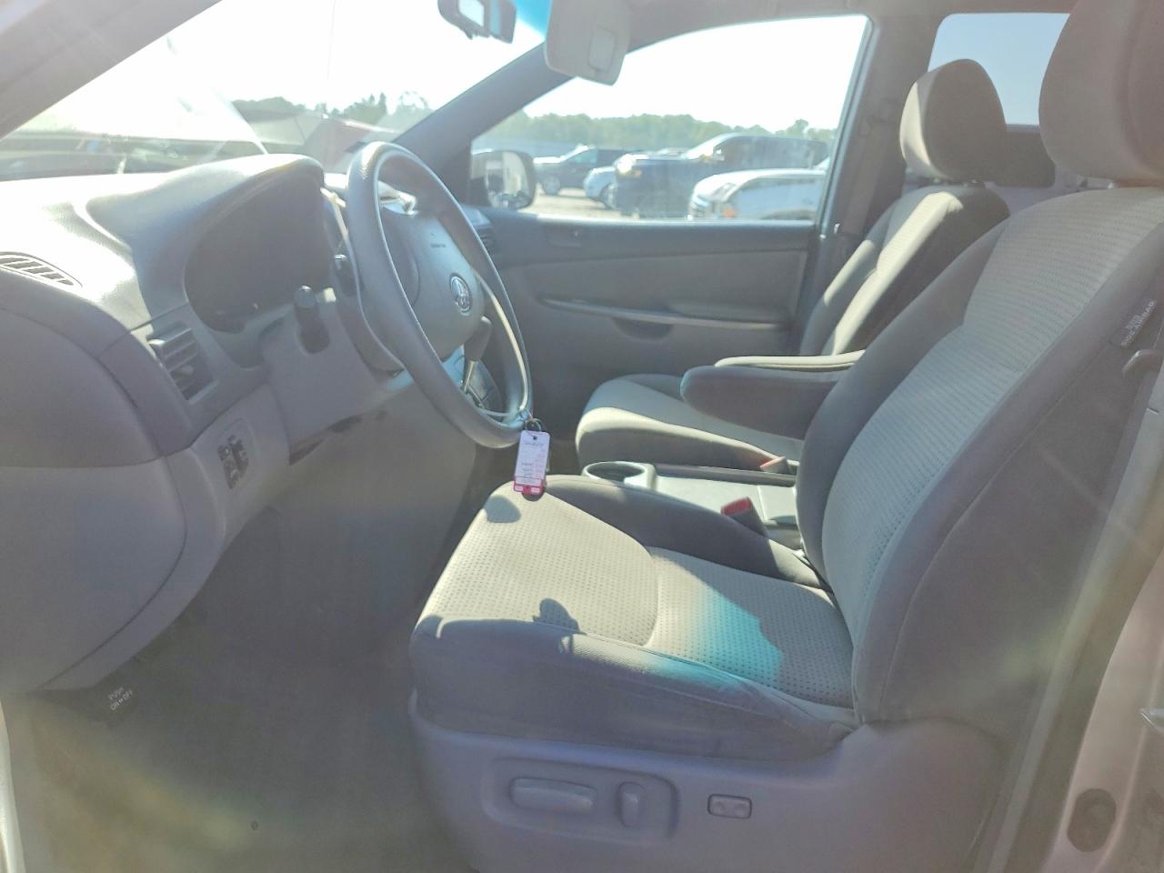 2010 Toyota Sienna Le 7-passenger Серебряный vin: 5TDKK4CCXAS296398