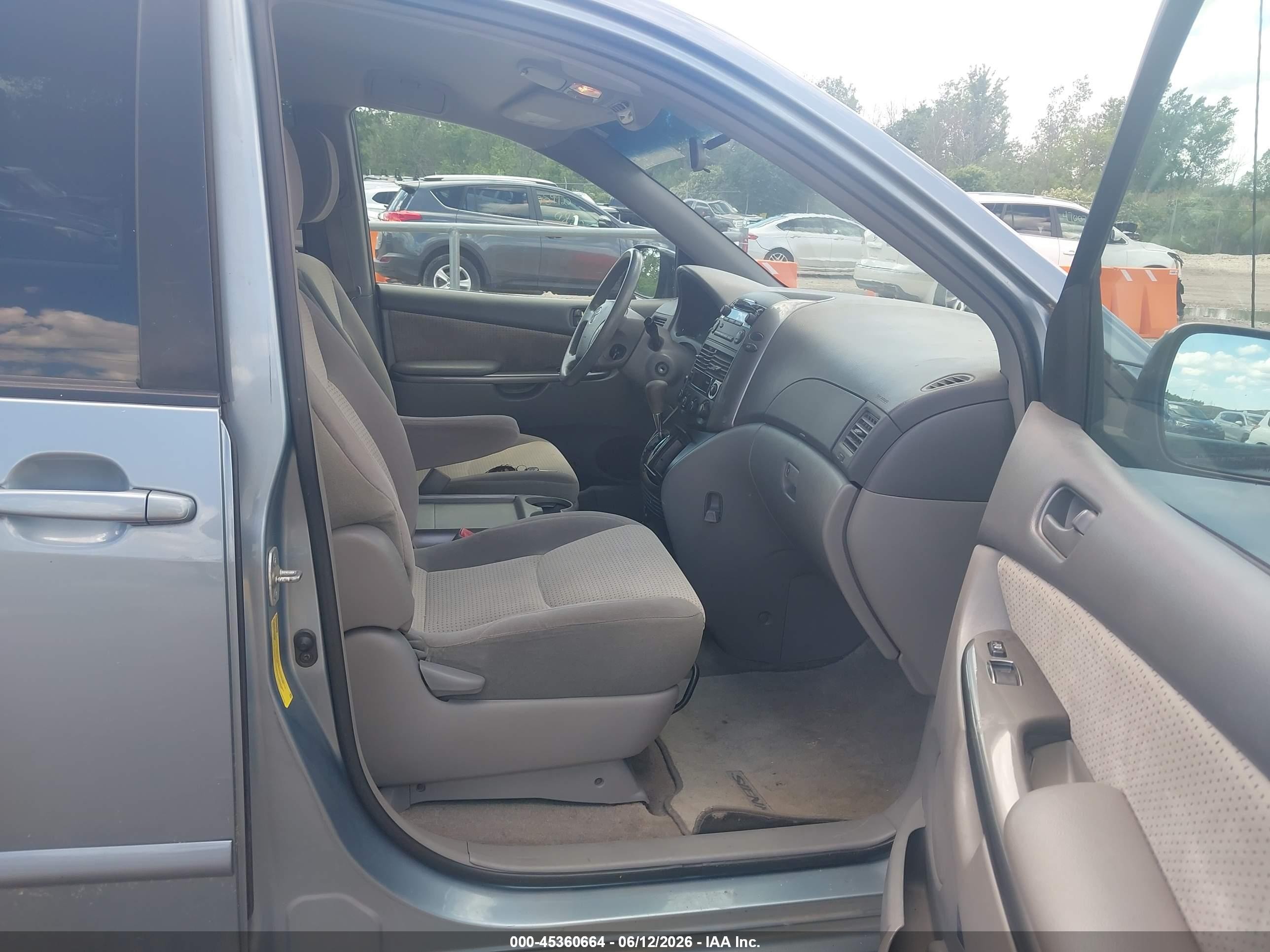 2010 Toyota Sienna Le Light Blue vin: 5TDKK4CCXAS325785