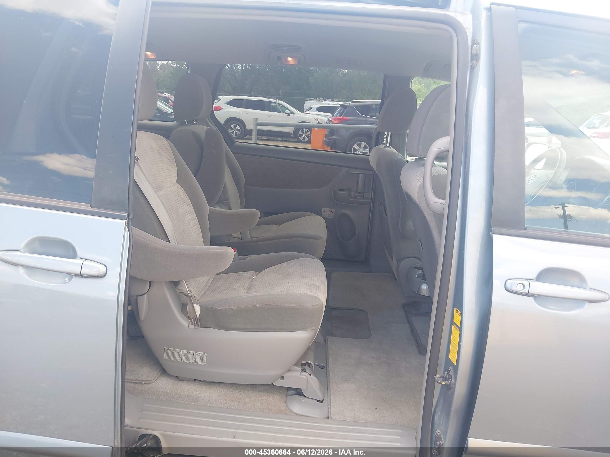 2010 Toyota Sienna Le Light Blue vin: 5TDKK4CCXAS325785