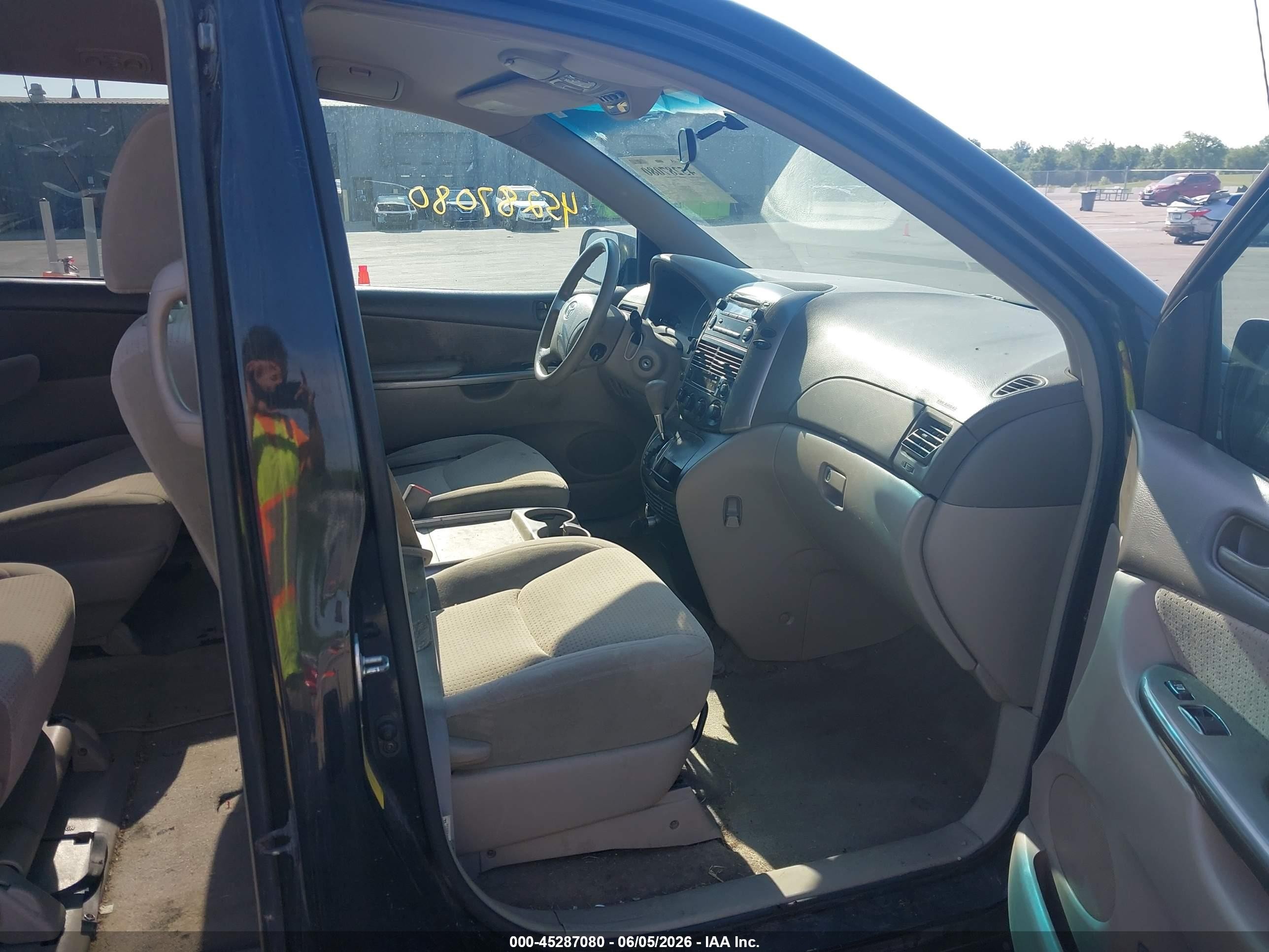 2010 Toyota Sienna Le Black vin: 5TDKK4CCXAS329903