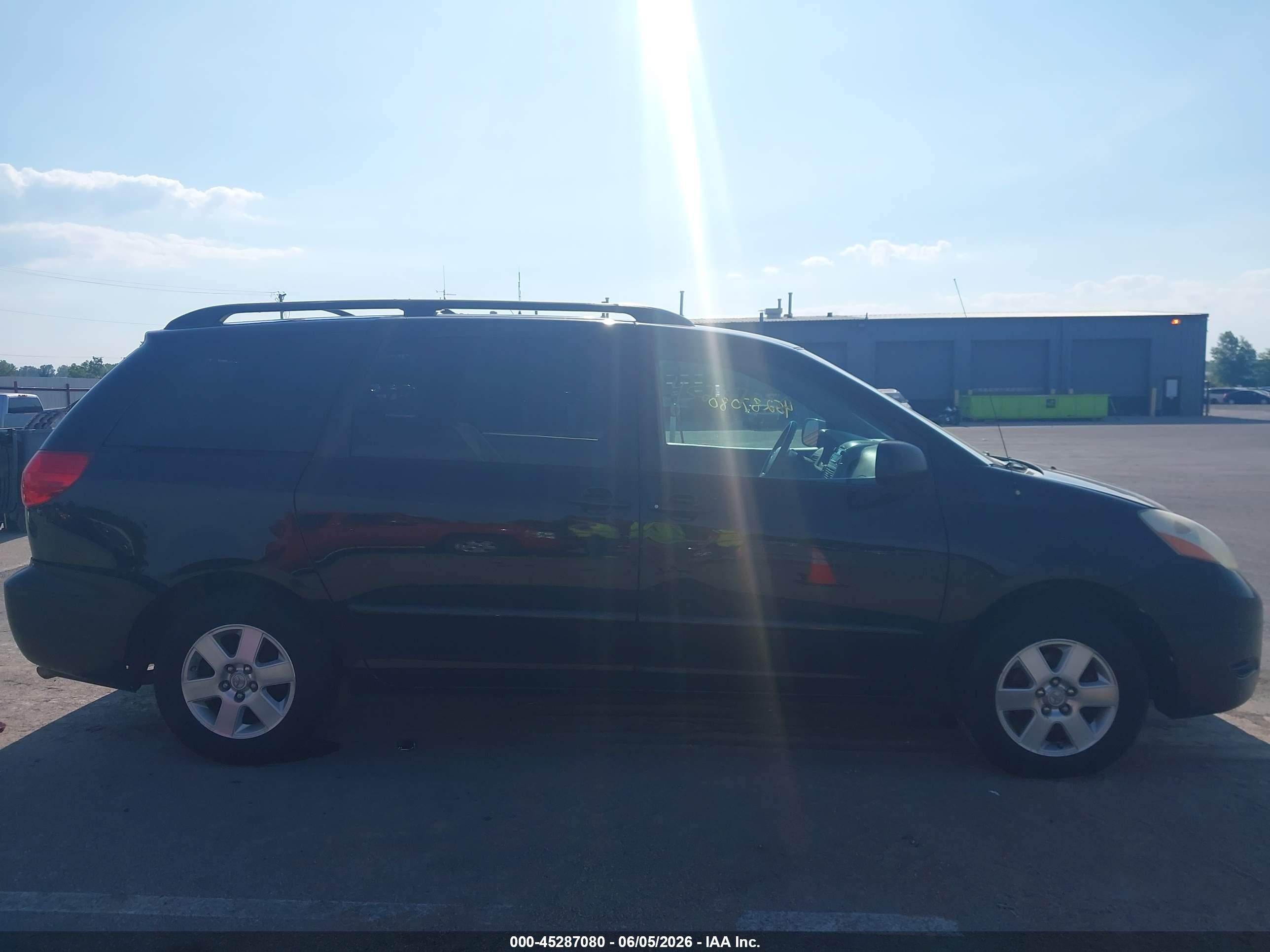 2010 Toyota Sienna Le Black vin: 5TDKK4CCXAS329903