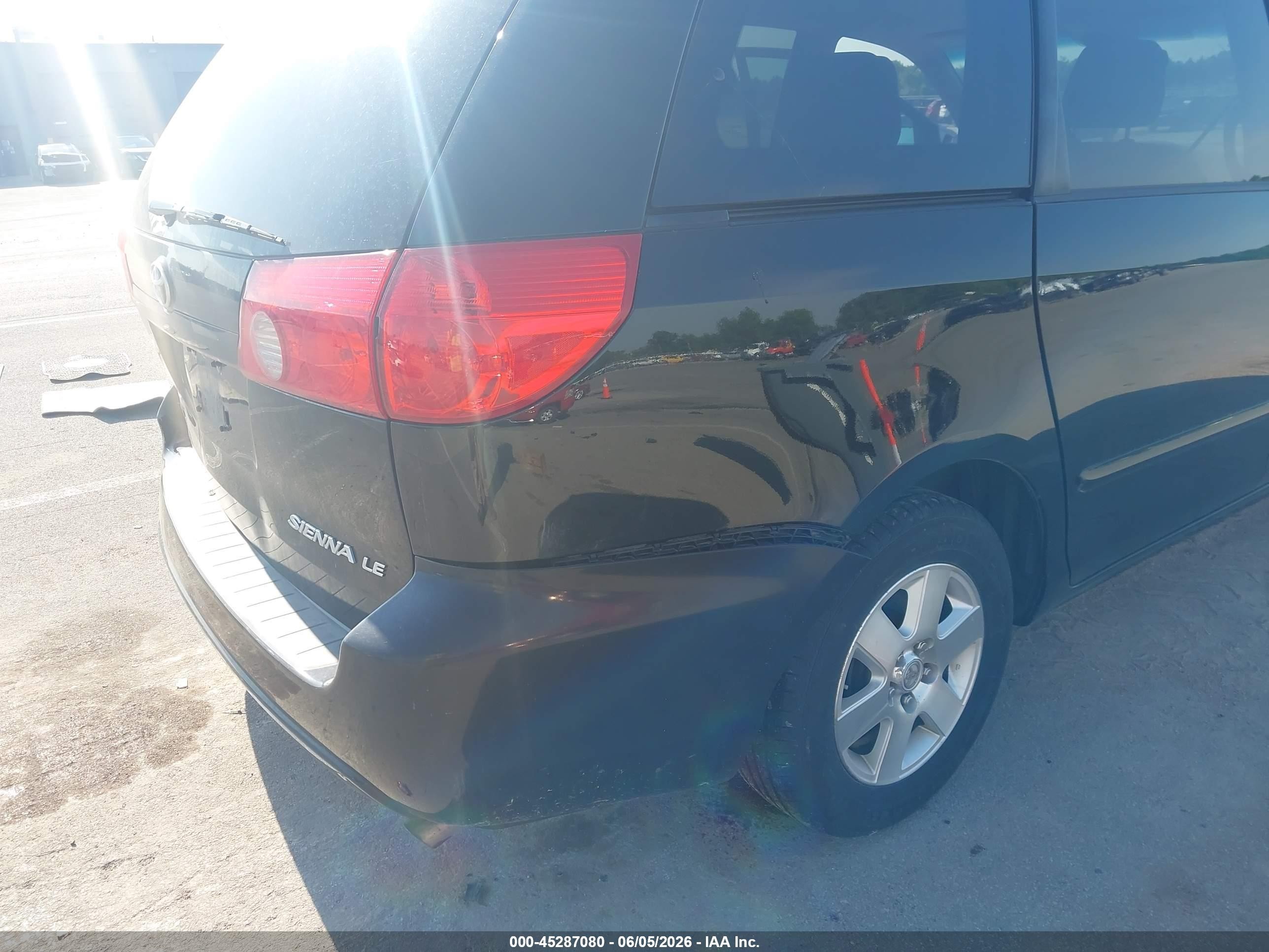 2010 Toyota Sienna Le Black vin: 5TDKK4CCXAS329903